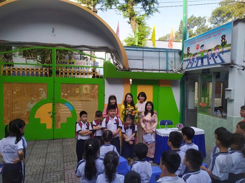 Hoạt động trải nghiệm - Chủ đề: Kính yêu Thầy Cô – Thân thiện với bạn bè