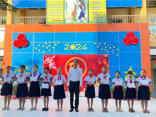 Khen thưởng tập thể và cá nhân tham gia tốt các hoạt động phong trào Đội