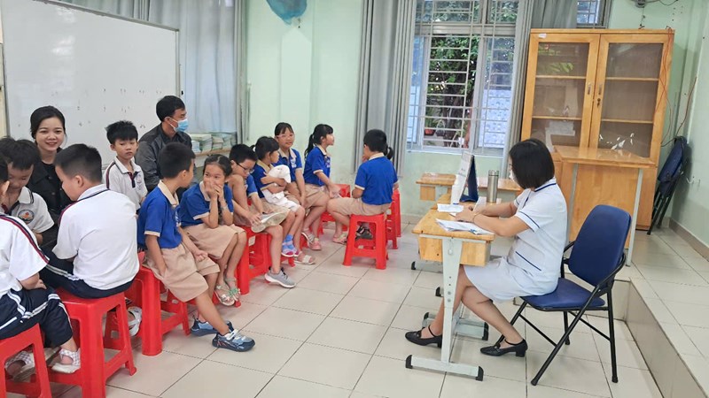 Tiêm vacxin cho học sinh khối 2.
