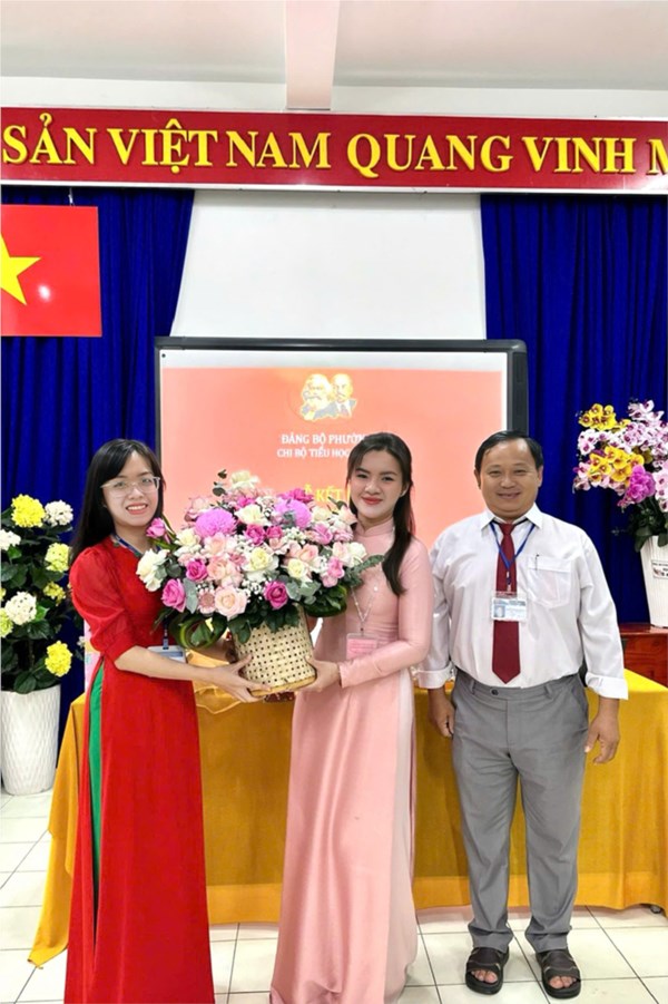 Lễ kết nạp Đảng viên mới: Cô Thùy Linh, Minh Thư