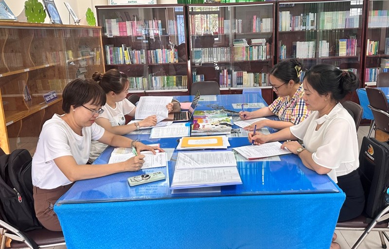 Trường Tân Hóa: Tổ chuyên môn 5 tổ chức thảo luận, lựa chọn, đề xuất sách giáo khoa lớp 5 theo CTGDPT 2018.