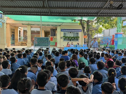 Hình ảnh hoạt động trải nghiệm trong tiết sinh hoạt chào cờ đầu tuần sáng ngày 18/03/2024