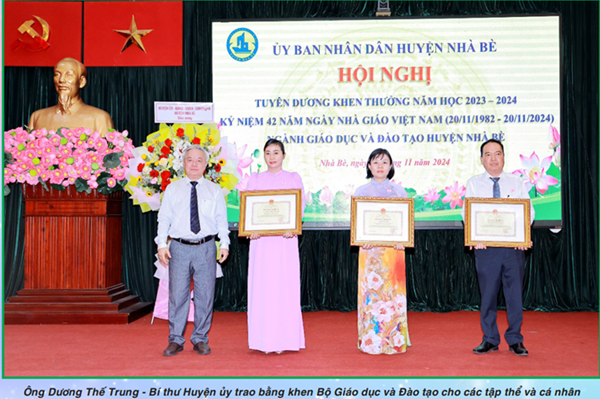 Bí thư Huyện ủy trao Bằng khen Bộ Giáo dục và Đào tạo: Tôn vinh những đóng góp cho sự nghiệp giáo dục