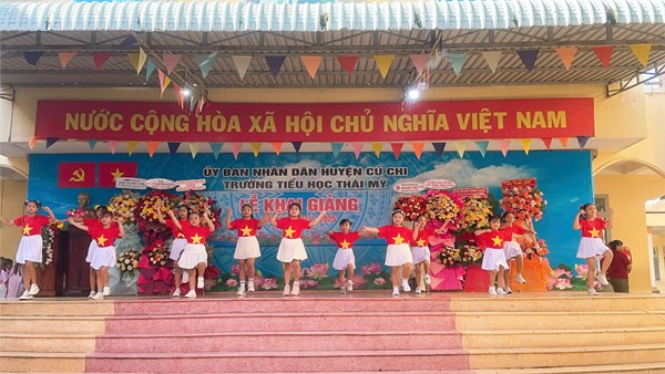 HS biểu diễn chào đón năm học 2024 - 2025