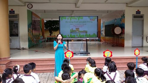 Trong buổi sinh hoạt dưới cờ ngày 28/10/2024, trường Tiểu học Thân Nhân Trung đã kết hợp giáo dục kĩ năng An toàn trong cuộc sống cho các em học sinh thông qua các trò chơi vô cùng sinh động.