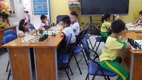 Trường Tiểu học Thân Nhân Trung đã tổ chức hội thao gồm trò chơi kéo co, thảm bay diệu kì và cờ vua.