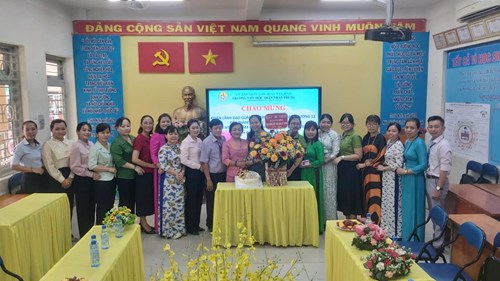 Trường Tiểu học Thân Nhân Trung vinh dự được các đồng chí đại diện cho lãnh đạo đến thăm và chúc mừng tập thể CB-GV-NV nhà trường nhân dịp kỉ niệm 42 năm Ngày Nhà Giáo Việt Nam.