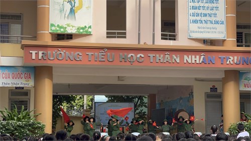 Trường Tiểu học Thân Nhân Trung đã tổ chức buổi sinh hoạt Ý nghĩa 49 năm ngày Giải phóng miền Nam, thống nhất đất nước (30/4/1975 - 30/4/2024).