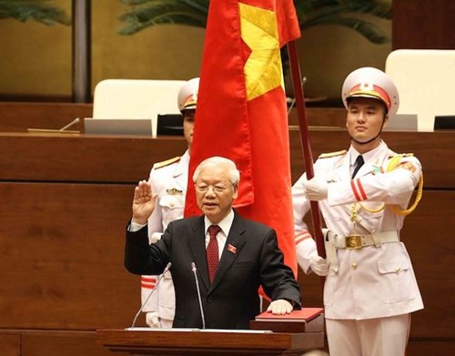 Tự hào và tin tưởng dưới lá cờ vẻ vang của Đảng, quyết tâm xây dựng một nước Việt Nam ngày càng giàu mạnh, văn minh, văn hiến và anh hùng