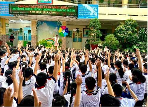Sáng thứ Hai, ngày 21/10/2024, tất cả học sinh Trường Tiểu học Trần Bình Trọng được giao lưu với báo cáo viên Nguyễn Hải Uyên - Ths Tâm lý - Trường ĐH Tôn Đức Thắng về các kỹ năng phòng chống xâm hại cho trẻ em.