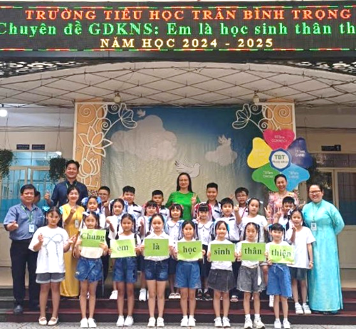 Các thầy cô giáo và toàn thể học sinh khối Ba đã cùng nhau thực hiện một chuyên đề thật ý nghĩa -  Em là học sinh thân thiện. 