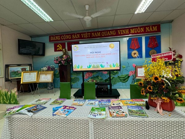 Công Tác Lựa Chọn Sách Giáo Khoa Lớp 5 Năm Học 2024-2025