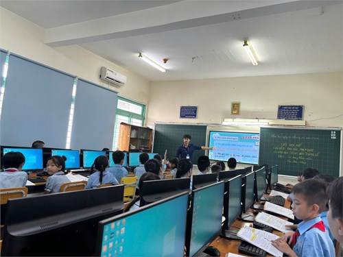 Tiết học mở môn Tin học lớp Bốn 1