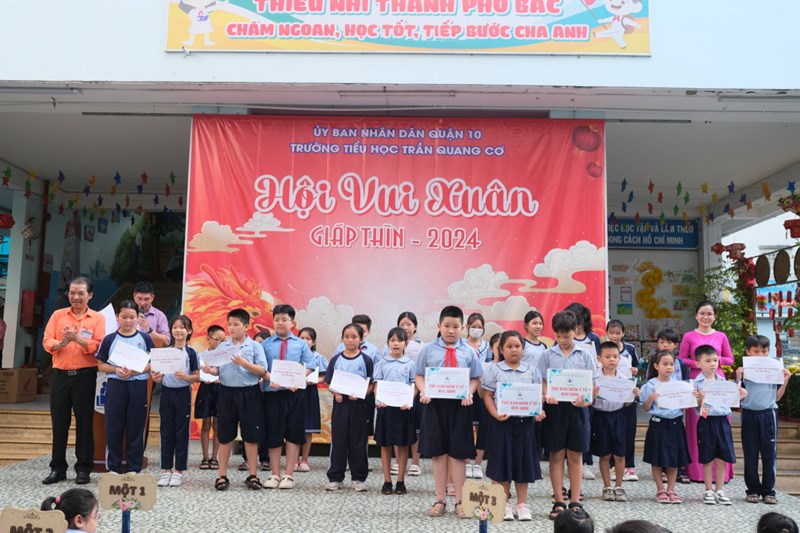 Tuần 22: Trao tặng thẻ BHYT và học bổng Xuân yêu thương. Phát thưởng hội thi Em viết đúng, viết đẹp. Trao tặng nón bảo hiểm cho học sinh Khối 1
