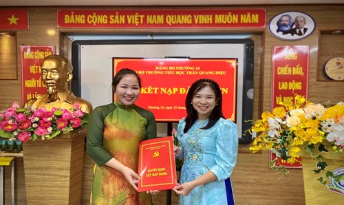 Lễ kết nạp đảng viên mới Nguyễn Thị Thu Hiền