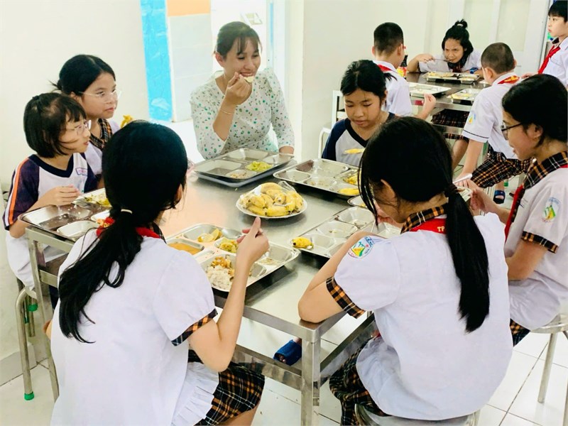 Hình ảnh bữa trưa học sinh ngày 03/12/2024