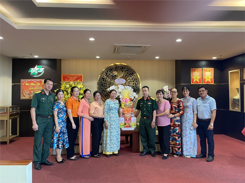 Công đoàn thăm và tặng quà cán bộ y tế nhân ngày 27/2