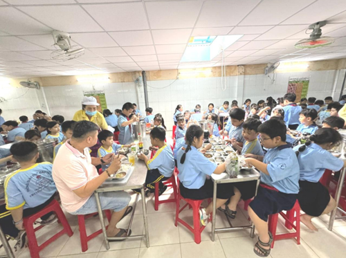 Trải nghiệm bữa ăn bán trú cùng con của cha mẹ học sinh tại Trường Tiểu học Trương Công Định