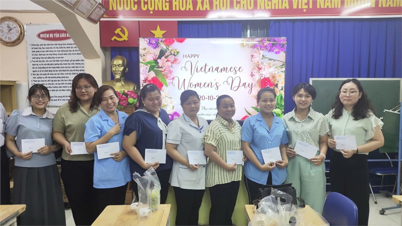 Tổ chức sinh hoạt ý nghĩa và Hội thi trang trí áo dài Chào mừng ngày phụ nữ Việt Nam 20-10