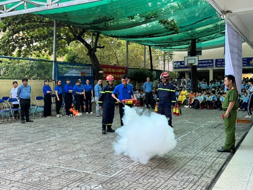 CHÀO MỪNG NGÀY THÀNH LẬP ĐOÀN 26/3/2024
Chi đoàn trường Tiểu học Trương Công Định phối hợp với chi đoàn Đội PCCC cứu nạn khu vực 4 Tuyên truyền hướng dẫn các kỹ năng công tác PCCC và cứu hộ cứu nạn cho CBGVCNV và Học sinh trường Tiểu học Trương Công Định