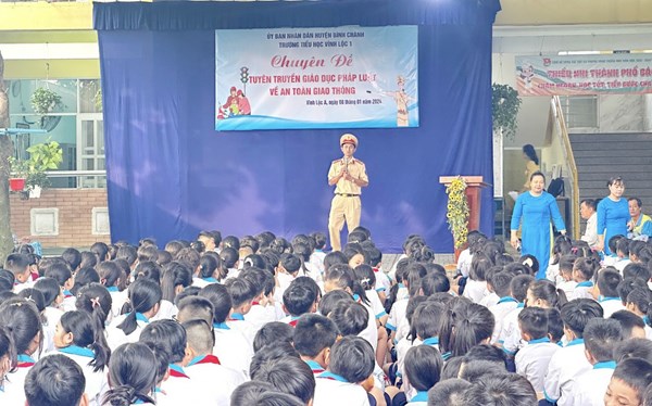 Tuyên truyền an toàn giao thông đến cán bộ, giáo viên, nhân viên và học sinh