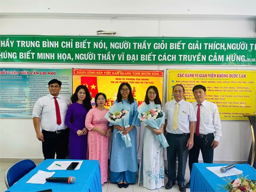Kết nạp Đảng đồng chí Lê Thị Bích Trâm và đồng chí Trần Vân Phụng.