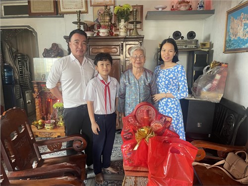 Thăm và chúc tết gia đình đồng chí Võ Văn Thặng