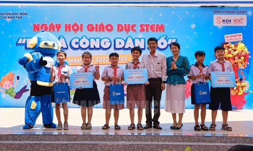 Khen thưởng học sinh đạt thành tích trong các Hội thi cấp Huyện