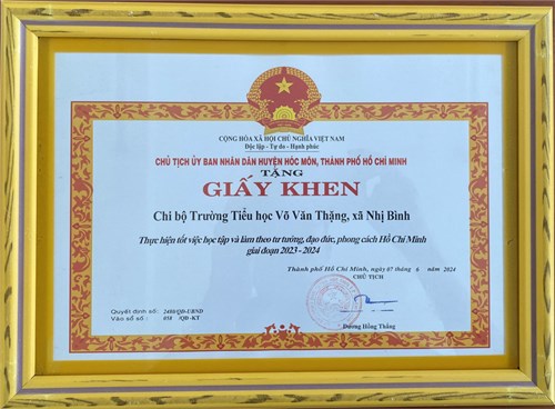 Chủ tịch UBND huyện Hóc Môn tặng giấy khen Chi bộ trường Tiểu học Võ Văn Thặng