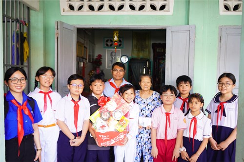 Công tác Trần Quốc Toản: Thăm và tặng quà cho gia đình chính sách