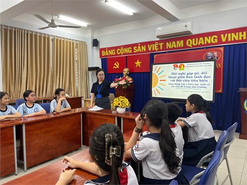Hội nghị gặp gỡ, đối thoại giữa Ban lãnh đạo với Đội viên tiêu biểu - Hoạt động Lấy ý kiến học sinh về các vấn đề trong nhà trường