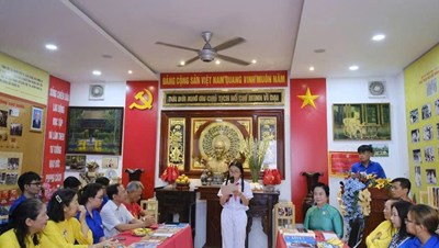 Các em Đội viên tiêu biểu và Ban Chấp hành Đoàn phường tham gia Hành trình Theo chân Bác - Tham quan Không gian văn hóa Hồ Chí Minh Khu phố 1