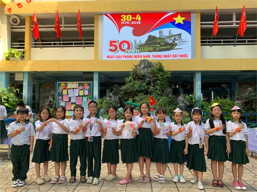 Hoạt động  làm nón giấy  chào mừng kỷ niệm 50 năm Ngày Giải phóng miền Nam, thống nhất đất nước (30/4/1975 - 30/4/2025)