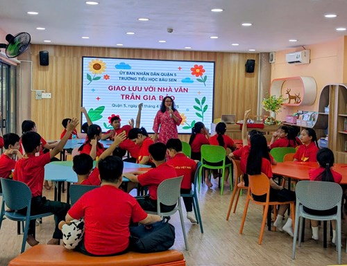 Tổ chức buổi giao lưu với Nhà văn Trần Gia Bảo tại Thư viện Trường Tiểu học Bàu Sen