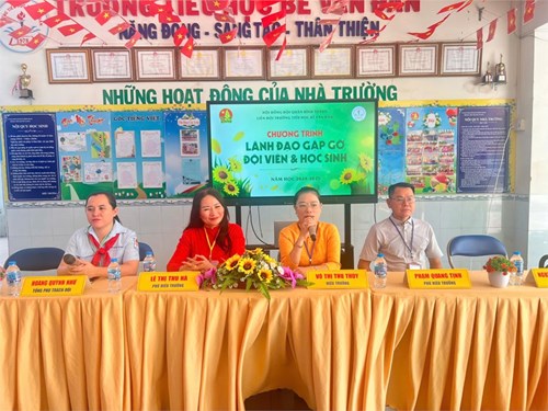 Lãnh đạo nhà trường gặp gỡ đội viên, học sinh