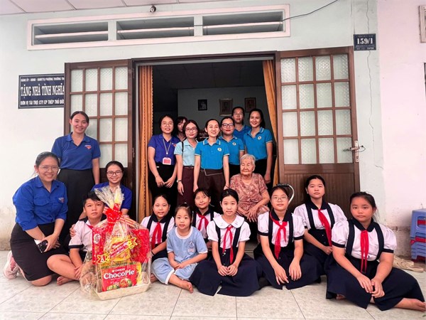 Giáo viên cùng học sinh đến thăm Bà mẹ Việt Nam anh hùng Nguyễn Thị Bình