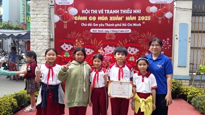 Học sinh tham gia hội thi vẽ tranh  cành cọ mùa xuân 2025  cấp quận