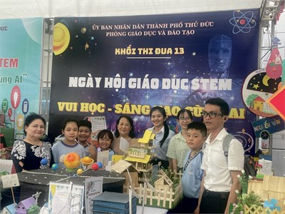 Cán bộ quản lý, giáo viên và học sinh tham gia Chương trình ngày hội STEM  VUI HỌC - SÁNG TẠO CÙNG AI 