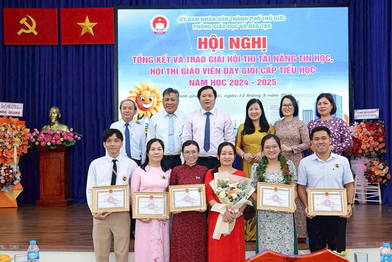 Trường tiểu học bình trưng đông vinh dự nhận giải tại hội nghị tổng kết hội thi giáo viên dạy giỏi cấp thành phố thủ đức năm học 2024–2025 .