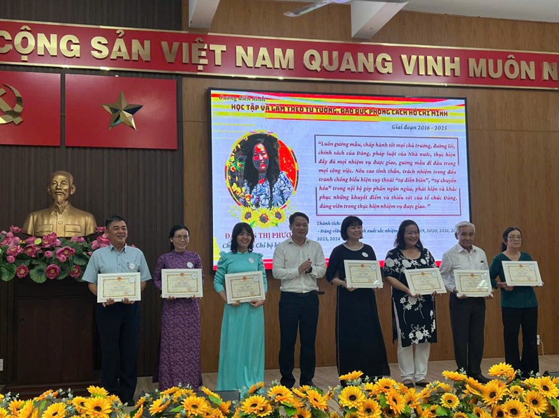 Chiều ngày 15/05/2025, chi bộ vinh dự có 02 đồng chí được nhận khen thưởng vì đã có thành tích tiêu biểu trong học tập và làm theo tư tưởng, đạo đức, phong cách Hồ Chí Minh giai đoạn 2016–2025.