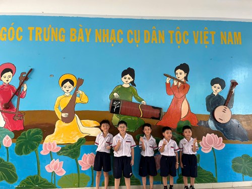 Giới thiệu nhạc cụ truyền thống cho học sinh toàn trường