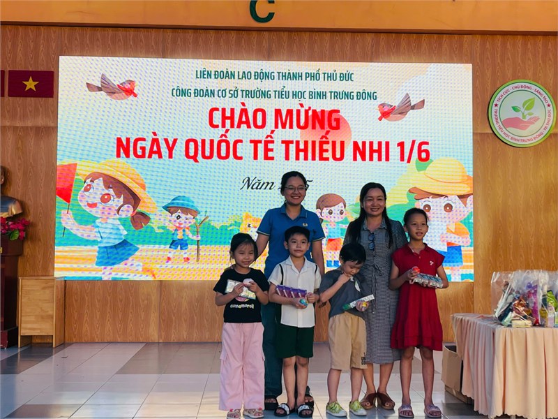 Mừng ngày Quốc tế thiếu nhi 1/6 và trao học bổng Nguyễn Đức Cảnh cho con Công đoàn viên đang công tác tại trường.