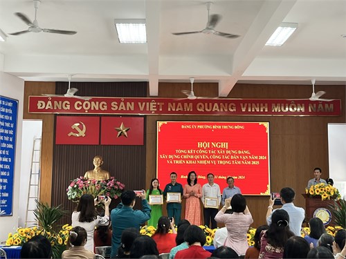 Chi bộ dự hội nghị tổng kết và vinh dự nhận giấy khen   Chi bộ Hoàn thành xuất sắc nhiệm vụ năm 2024 