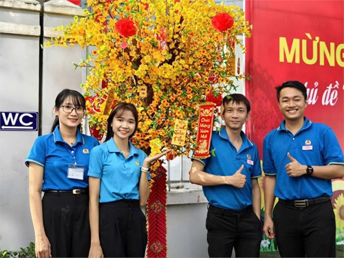 Chi đoàn Trường Tiểu học Bình Trưng Đông tổ chức chương trình  Hội xuân yêu thương, trang trí Góc xuân – Mùa xuân đầy ý nghĩa .