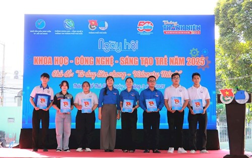Đoàn viên chi đoàn Trường Tiểu học Bình Trưng Đông tham gia Ngày hội Khoa học, Công nghệ sáng tạo trẻ năm 2025 với chủ đề  Tư duy tiên phong - Visionary Minds .