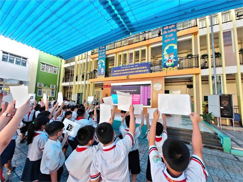 Chi đoàn Trường Tiểu học Bình Trưng Đông tổ chức hoạt động kỷ niệm 50 năm Giải phóng miền Nam với trò chơi “Rung chuông vàng” và thi Quizizz.