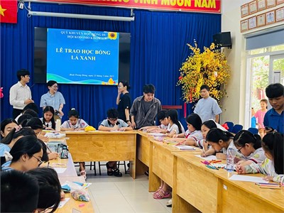 Hỗ trợ địa điểm trao học bổng  Lá xanh  cho học sinh có hoàn cảnh khó khăn đang theo học tại nhà trường và các trường lân cận.