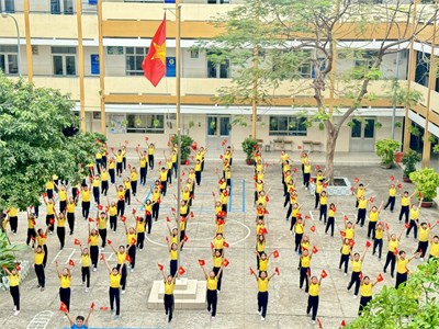 Học sinh trường Tiểu học Cao Bá Quát tham gia trình diễn bài Thể dục với cờ chào mừng Ngày thành lập Quân đội Nhân dân Việt Nam nhân ngày 22/12