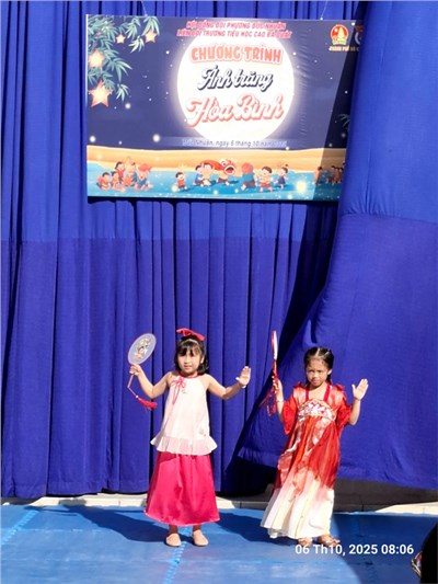 Các em học sinh lớp Một 4 _ trường Tiểu học Cao Bá Quát tham gia Hội thi “Chú Cuội chị Hằng” Vui Tết trung thu năm 2025