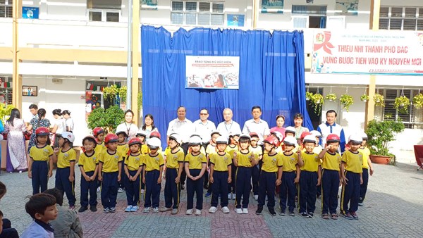 Sáng thứ hai (ngày 8/12/2025), các em học sinh lớp 1trường tiểu học Cao Bá Quát được tặng mũ bảo hiểm do công ty Honda tài trợ.